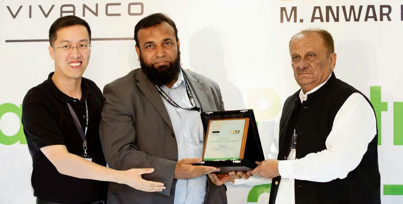 Vivanco Presents Business Contribution Award to LMKT