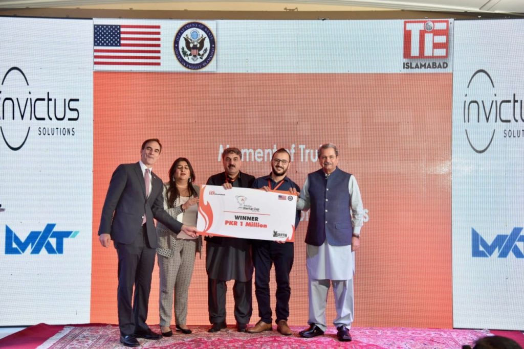 Mr. Shafqat Mahmood, Federal Minister for Education and Professional Training and His Excellency Paul W. Jones, Ambassador of United States of America to Pakistan  distributing prizes at Pakistan Startup Cup